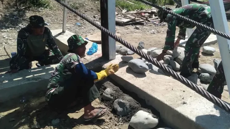 TNI Bersama Warga Bangun Jembatan Gantung di Aceh Tenggara
