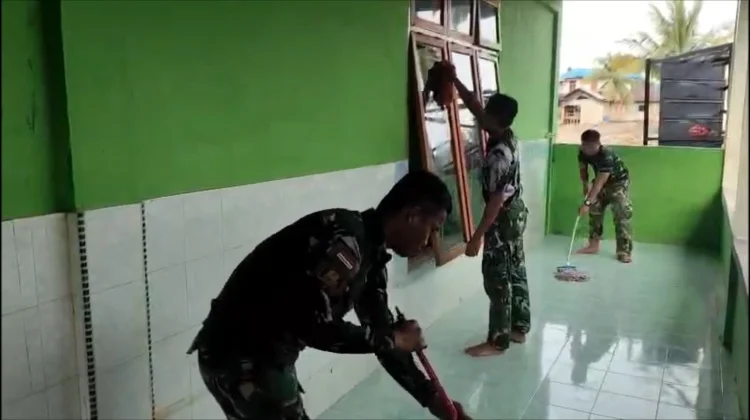 TNI Bersihkan Rumah Warga Terdampak Banjir di Pidie Jaya