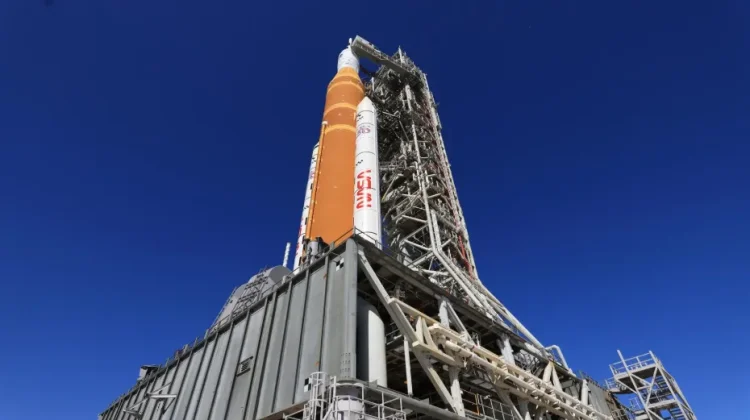 Cuaca Tak Bersahabat, Roket Artemis II Tunda Pemindahan ke VAB
