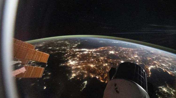 Kru Ekspedisi 74 Bersiap Melepas SpaceX Dragon ke Bumi dan Sambut Penghuni Baru