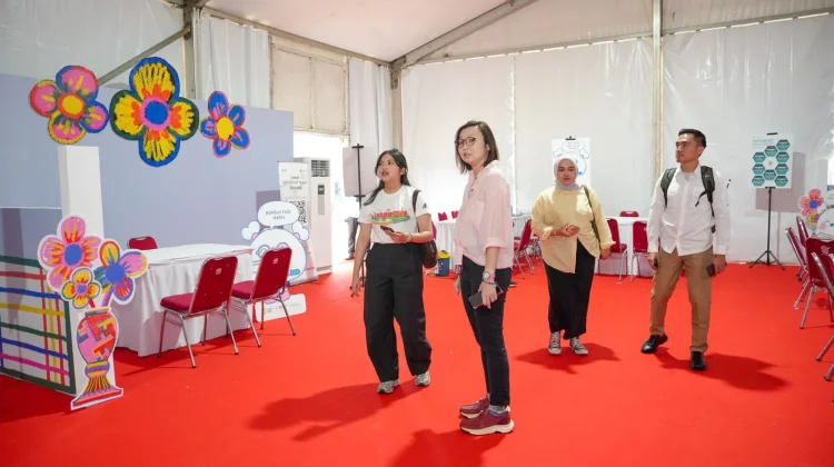 Wamen Ekraf Tinjau CKG di Festival Imlek Nasional 2026