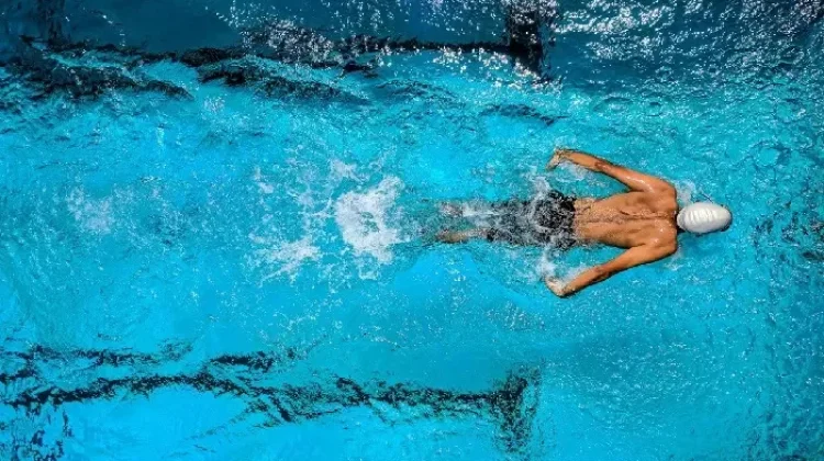 Berenang saat Puasa, Apakah Membatalkan? Ini Penjelasan Hukumnya