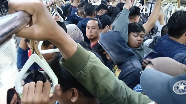 Kepadatan Luar Biasa, Pergeseran Jam Sibuk KRL Selama Ramadan