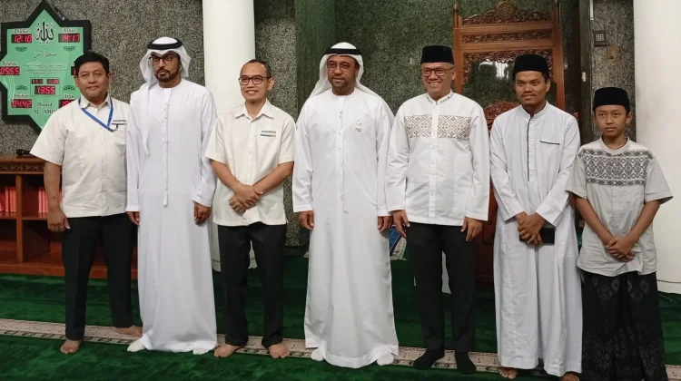 Dubes UEA Serahkan Kurma Simbol Tradisi ke Masjid Al-Amin Kemenkeu