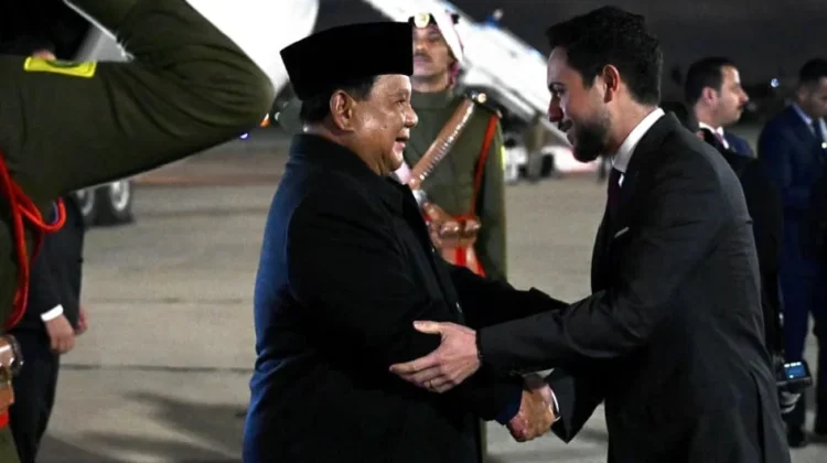 Tiba di Amman, Presiden Prabowo Disambut Hangat Putra Mahkota Kerajaan Yordania