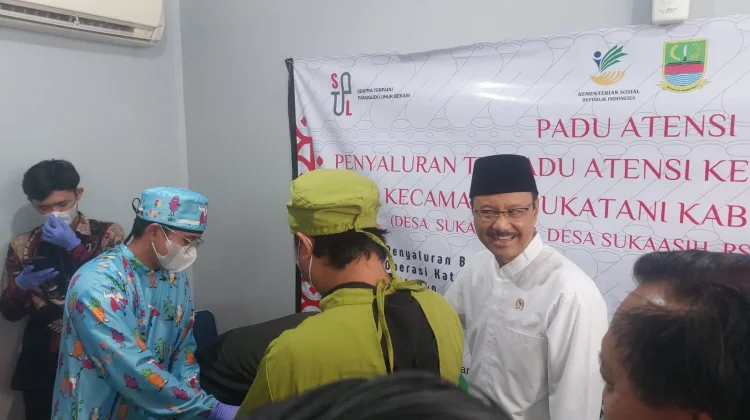 Mensos Salurkan Bansos Atensi untuk Ratusan Warga Bekasi