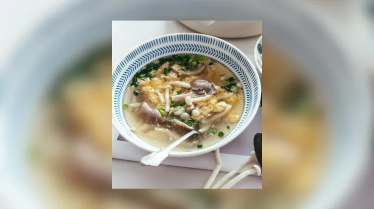 Menu Buka Puasa Hangat dan Bergizi, Coba Kreasi Mushroom Egg Drop Soup Ini