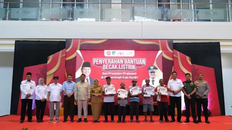 Presiden Serahkan Becak Listrik kepada Tukang Becak Lansia di Kediri