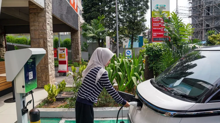 Pertamina Berikan Promo Pertamax Green serta Pengisian Daya Listrik