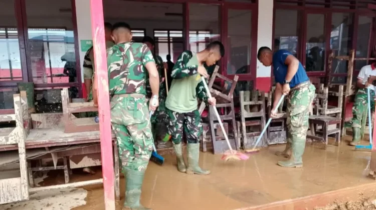 Personel TNI Bersihkan Dua Sekolah Terdampak Banjir di Tapteng Sumut