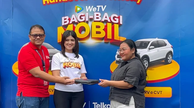 Apresiasi Pelanggan Setia, WeTV Bersama Telkomsel Serahkan Hadiah Mobil