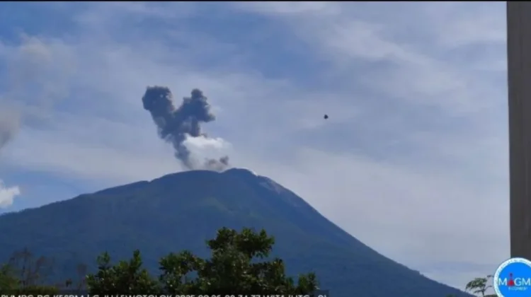 Badan Geologi: Gunung Ili Lewotolok Berstatus Waspada