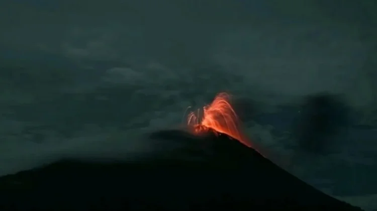 Gunung Ili Lewotolok Erupsi, Lontarkan Material Pijar hingga 300 Meter