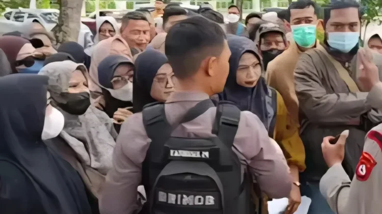 Ramai-ramai Tukarkan Uang di Mobil Keliling Bank Indonesia Tangerang
