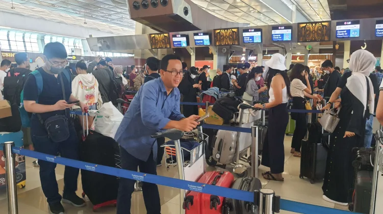 Penumpang Tujuan Kuwait dan Qatar Terlantar di Bandara Soetta