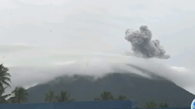 PVMBG Minta Warga Jauhi Radius 2 Km Gunung Ibu usai Erupsi