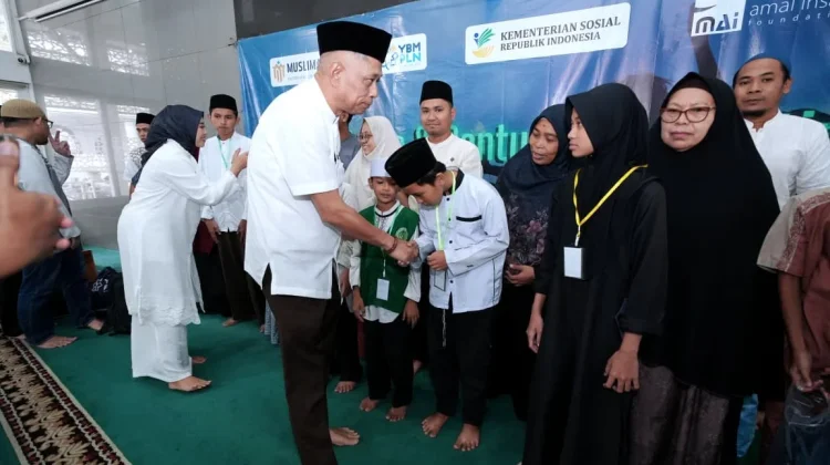 Kemensos Santuni 300 Anak Yatim di Bekasi