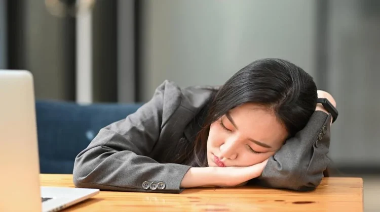 Cara Mengatasi Kantuk saat Puasa agar Tetap Produktif di Kantor
