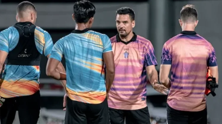 Carlos Pena Targetkan Persita Tangerang Bangkit di Markas PSM Makassar