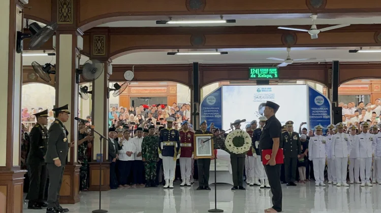 Prosesi Penyerahan Jenazah Try Sutrisno Berlangsung Khidmat