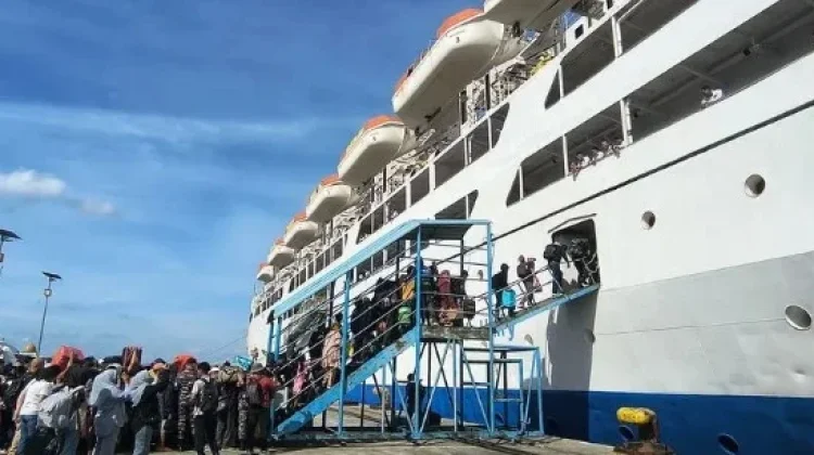 Hindari Kepadatan Mudik, Ribuan Penumpang Padati Pelabuhan Ternate
