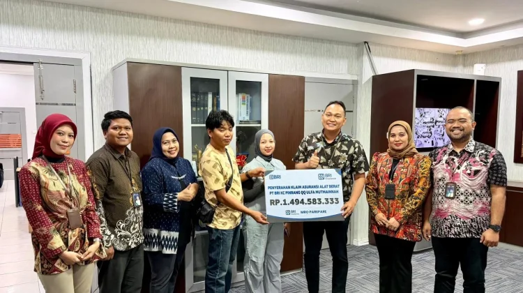 BRI Insurance Serahkan Klaim Alat Berat Rp1,4 Miliar di Pinrang