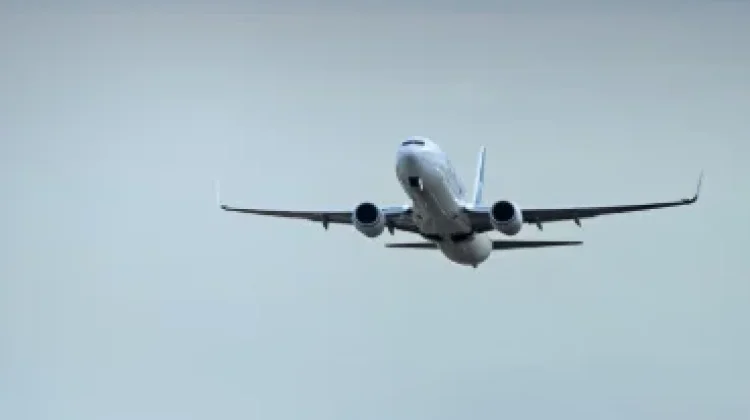 Bandara UEA Lanjutkan Penerbangan Terbatas di tengah Konflik