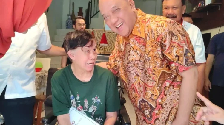 Ketum KONI Pusat Besuk 'The Exocet' Ellyas Pical: Mohon Doa Seluruh Rakyat Indonesia