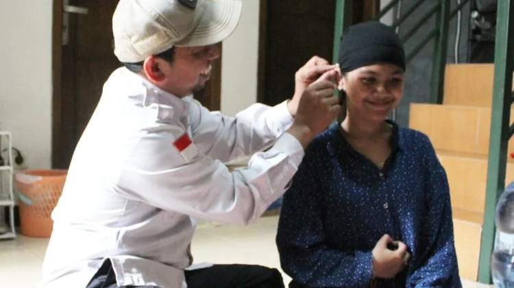 BAZNAS Salurkan Alat Bantu Dengar Gratis bagi Anak Disabilitas di Tebet
