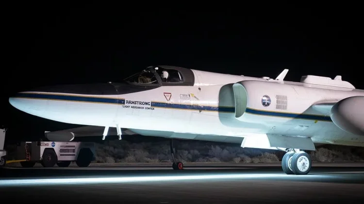 Terbang 70 Ribu Kaki, Pesawat ER-2 NASA Rekam Cahaya Bulan untuk Akurasi Satelit