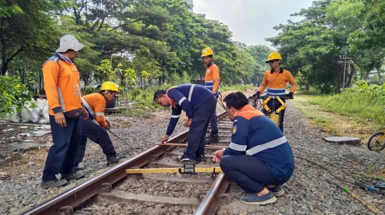 Sambut Angkutan Lebaran, KAI Daop 8 Surabaya Perkuat Perawatan Rel