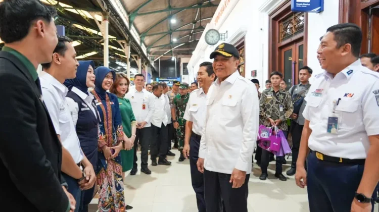 Tinjau Stasiun Tugu Yogyakarta, Menko Polkam Tekankan Kedisiplinan Layanan Mudik