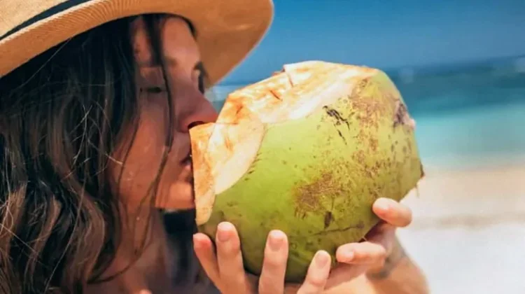 Berbuka Puasa dengan Air Kelapa, Apakah Baik untuk Tubuh? Simak Penjelasan Dokter