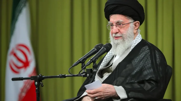 Iran Tunda Pemakaman Khamenei, Gelar Upacara Publik