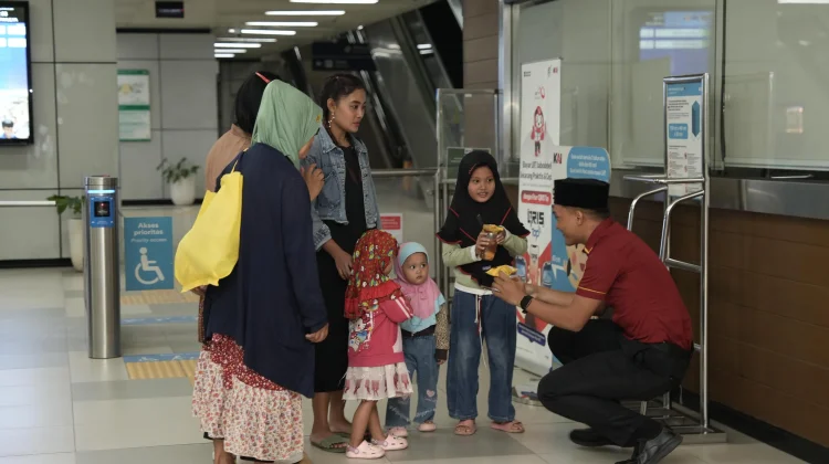 LRT Jabodebek Bagikan 3.150 Paket Takjil di 14 Stasiun saat Ramadan