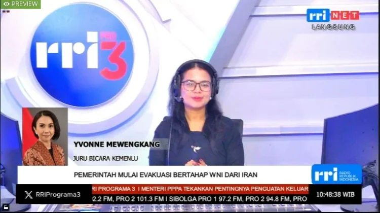 Kemlu Evakuasi 32 WNI dari Iran Secara Bertahap