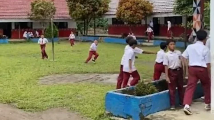 Siswa SD di Lampung Barat Antusias Sambut Mobil MBG