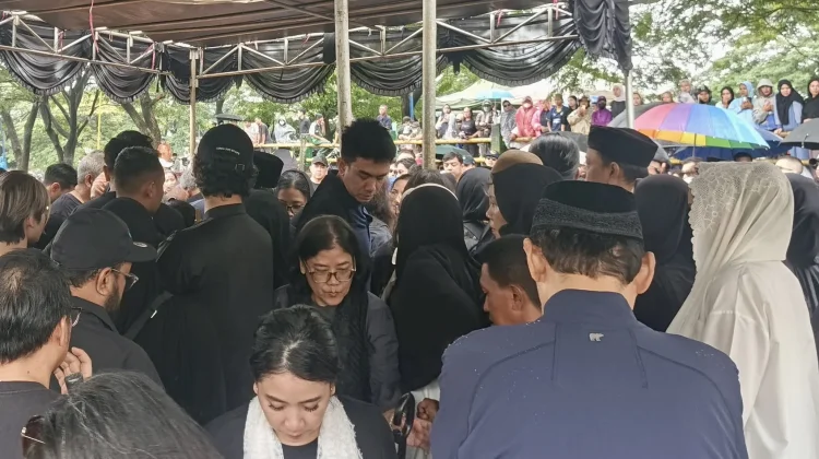 Keluarga dan Sahabat Antar Vidi Aldiano ke Peristirahatan Terakhir