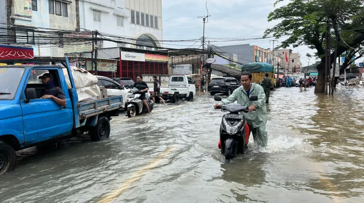 Warga Pilih Dorong Motor Terobos Banjir Jalan Hasyim Ashari
