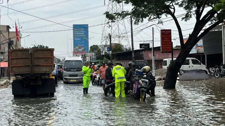 Polisi Atur Lalin di Jalur Hasyim Ashari Tangerang akibat Banjir