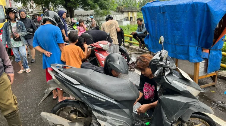 Warga Bantu Perbaiki Motor Mogok usai Lintasi Banjir di Ciledug