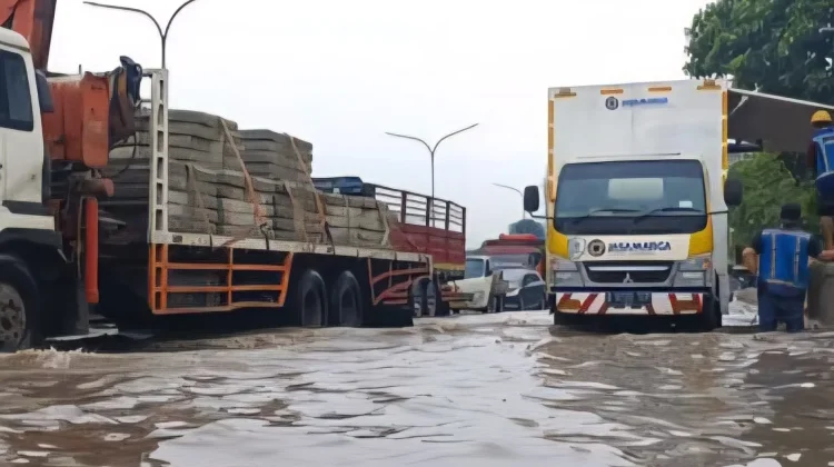 Ruas Tol Kebanjiran, Jakarta-Tangerang Macet Panjang