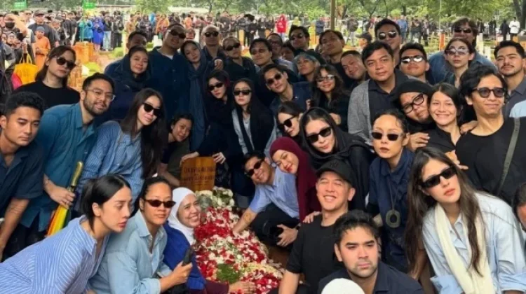 Ketahui Makna Sahabat Vidi Aldiano Kenalan Baju Biru di Pemakaman