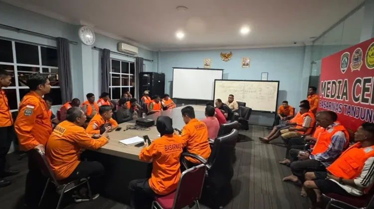 SAR Tanjungpinang Cari Sembilan ABK Kapal Terbalik di Perairan Kepri