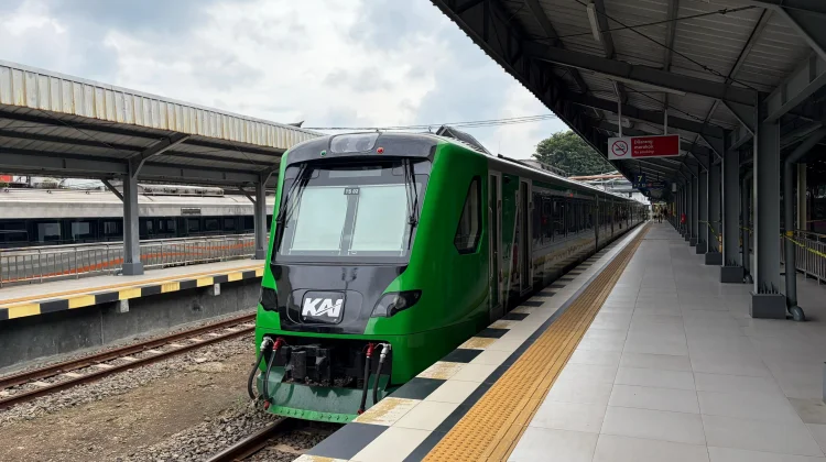 Akses dan Ruang Tunggu KA Feeder Whoosh di Stasiun Bandung Pindah ke Sisi Barat
