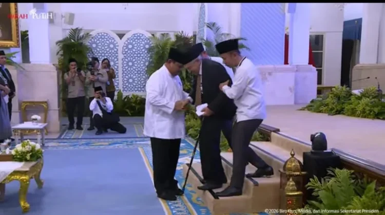 Sikap Hormat, Presiden Bantu Ulama Turun Tangga usai Ceramah