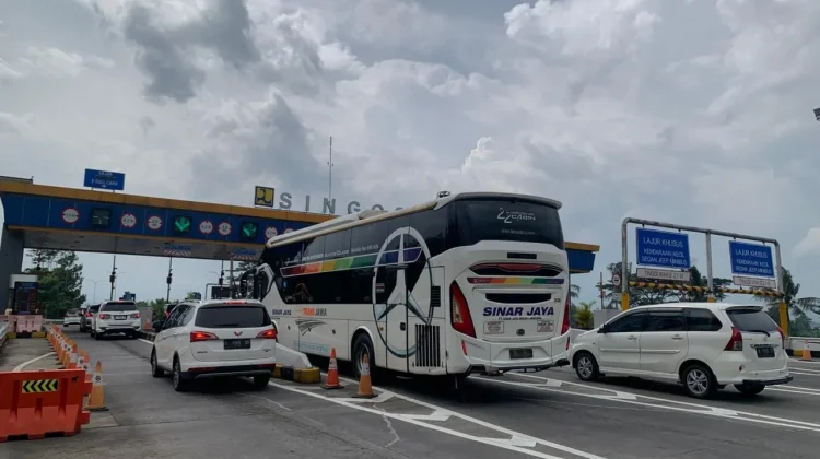 Awal Arus Mudik, Ratusan Ribu Kendaraan Padati Tol Pandaan–Malang