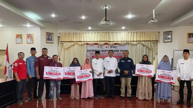 Jelang Lebaran, PMI Agam Salurkan Bantuan untuk Korban Bencana