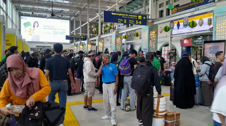 H-5 Lebaran, Puluhan Ribu Penumpang Berangkat dari Stasiun Pasar Senen