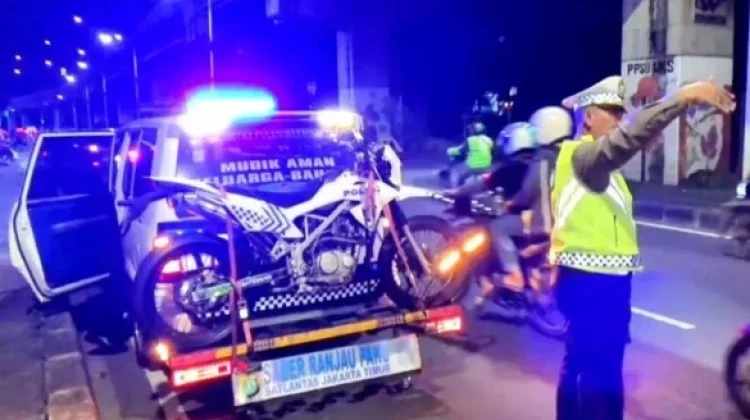 Satlantas Polres Jaktim Bersihkan Ranjau Paku di Jalan Raya Kalimalang